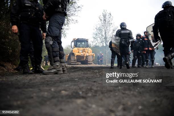 Move Member Riot 1,777 Riot Training Stock Photos, High-Res Pictures, and Images - Getty ...