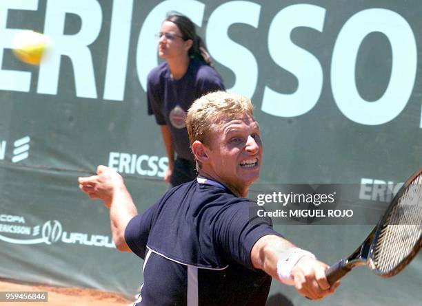 Argeninian tennis player David Nalbandian, hits the ball during a game for the Copa Ericsson 11 November 2001, in Montevideo. El tenista argentino...