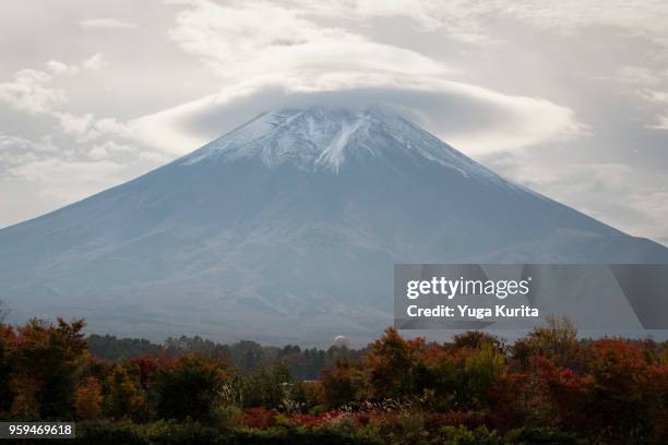 mt. fuji with lenticular clouds - yuga kurita stock pictures, royalty-free photos & images