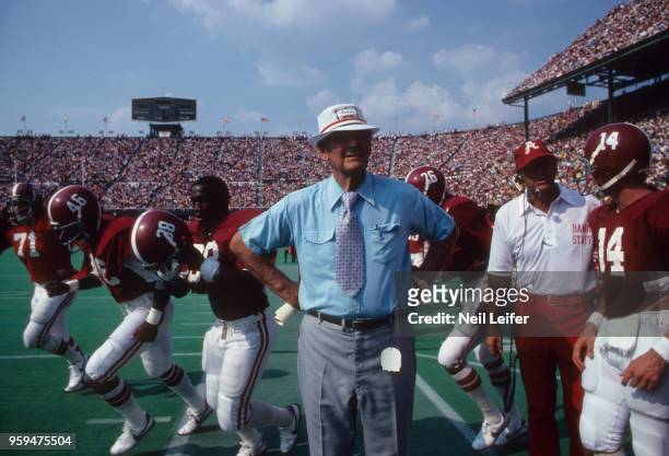 Alabama head coach Paul Bear Bryant on sidelines with players during game vs Georgia Tech at Legion Field. Birmingham, AL 9/6/1980 CREDIT: Neil Leifer