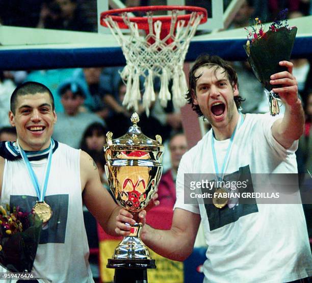 Argentinian players Leandro Palladino and Fabricio Oberto celebrate their victory of the Pre-World Basketball Tournament of the Americas 2001 after...