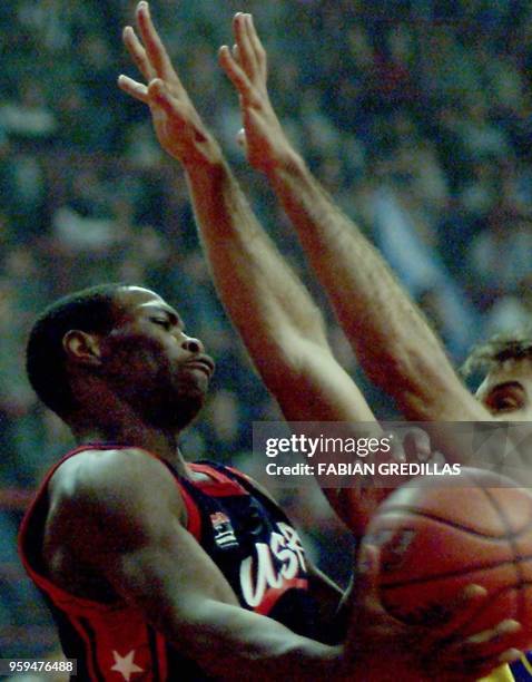 Marcus Banks , of the United States, tries to get around Rubens, of Brazil, during a game in the Ruca-Che Stadium In Neuquen, Argentina on August 16,...