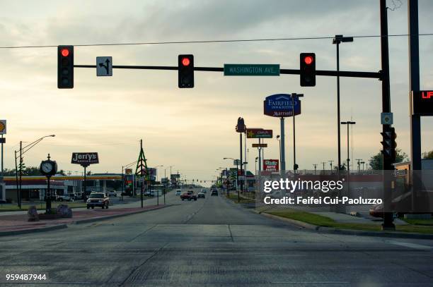 red traffic light and city street at weatherford, oklahoma, usa - red light 個照片及圖片檔