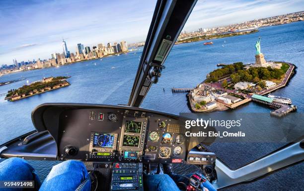 vuelo en helicóptero en la isla de la libertad. nueva york. estados unidos - statue of liberty new york city fotografías e imágenes de stock