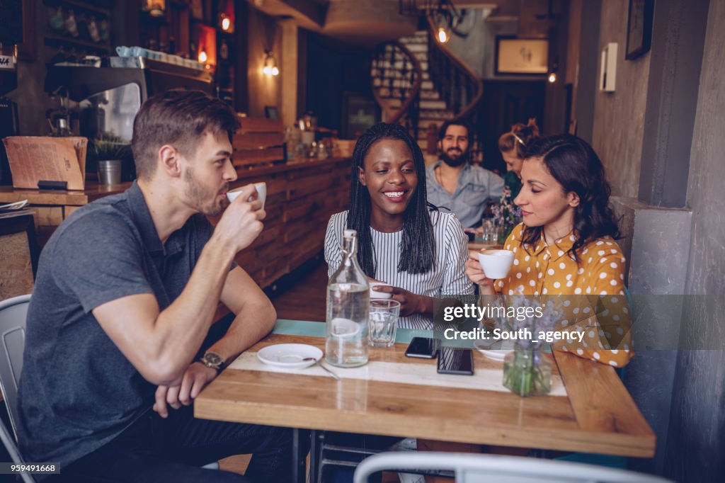 Junge Freunde im Café