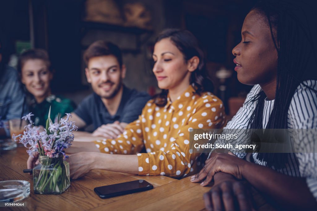 Amis de détente au café