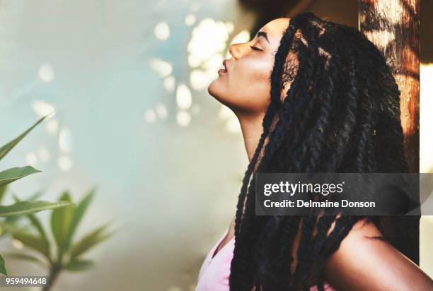 ihre schönheit leuchtet von innen heraus leuchten - dreadlocks stock-fotos und bilder