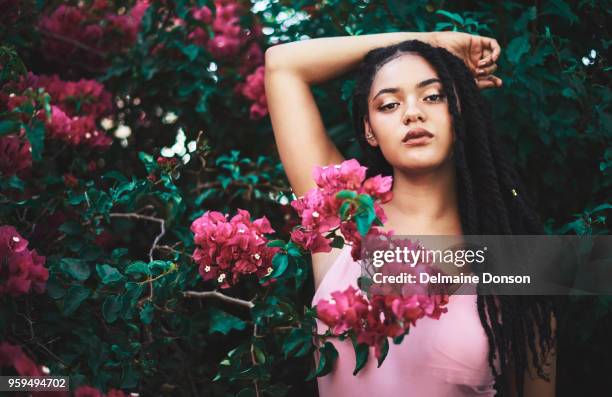 la verdadera belleza de la selva - cabello afro fotografías e imágenes de stock