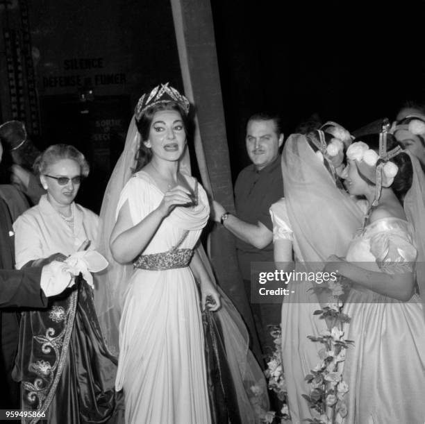 La célèbre cantatrice américaine d'origine grecque, Maria Callas, arrive sur le plateau de l'Opéra de Paris, le 16 mai 1964 au cours de la dernière...