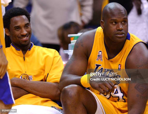 Los Angeles Lakers' Shaquille O'Neal and Kobe Bryant watch the final minutes of the Lakers' game against the Sacramento Kings in Los Angeles, CA, 17...
