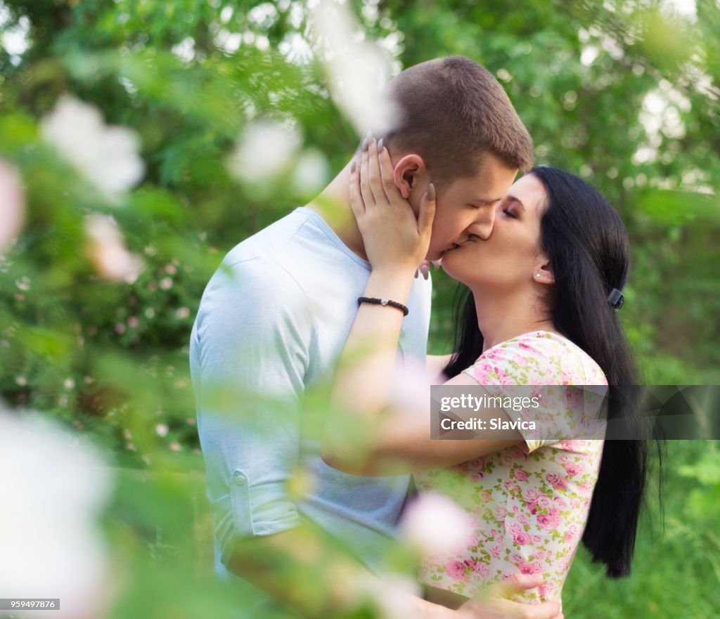 情侶親吻在夏天自然