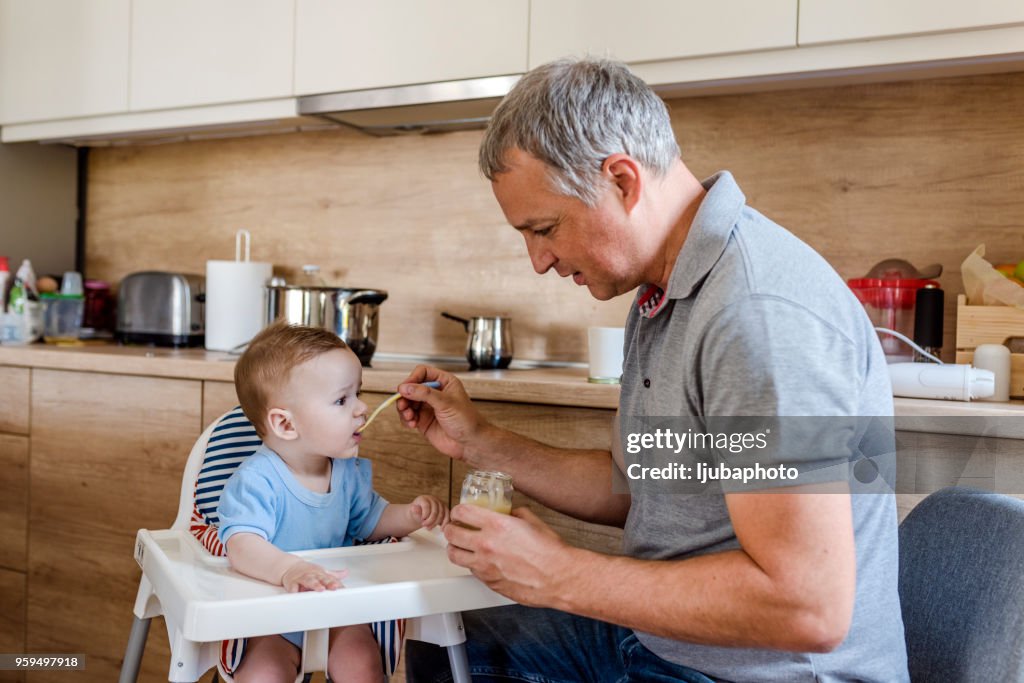 Padre hijo de alimentación