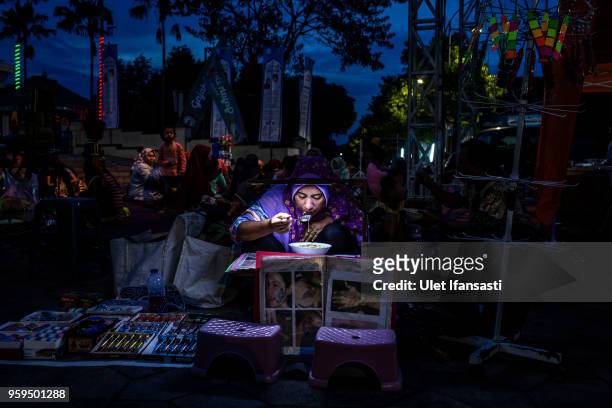 Muslim woman iftar on the first day of the holy month of Ramadan at the yard of Grand mosque on May 17, 2018 in Surabaya, Indonesia. Indonesia will...