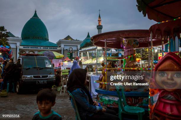 Muslim women prepare for iftar on the first day of the holy month of Ramadan at the yard of Grand mosque on May 17, 2018 in Surabaya, Indonesia....