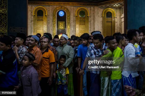 Indonesian muslims queuing for food as prepare for iftar on the first day of the holy month of Ramadan at the Grand mosque on May 17, 2018 in...