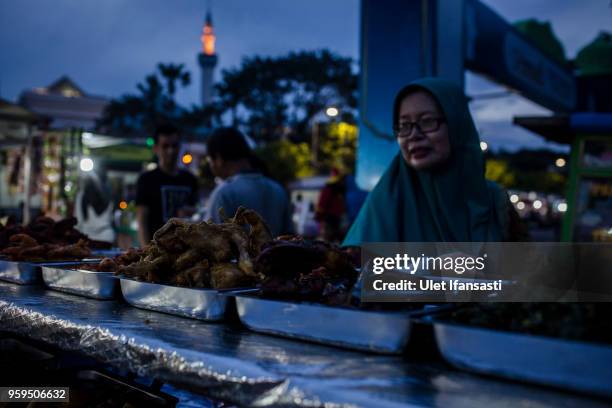 Muslim woman looking for food as she prepares for iftar on the first day of the holy month of Ramadan at the yard of Grand mosque on May 17, 2018 in...