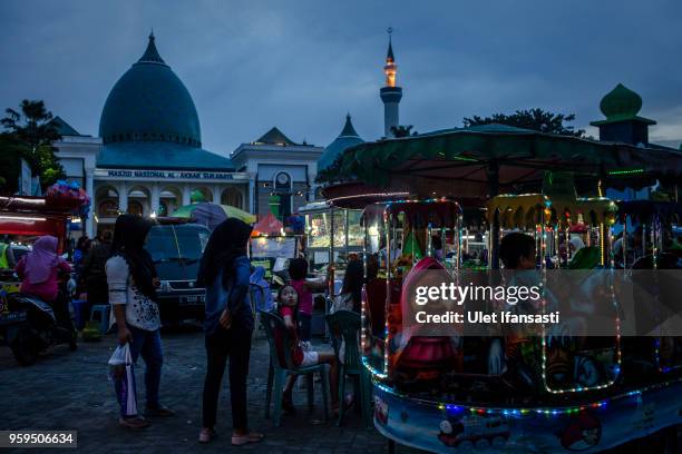 Muslim women prepare for iftar on the first day of the holy month of Ramadan at the yard of Grand mosque on May 17, 2018 in Surabaya, Indonesia....