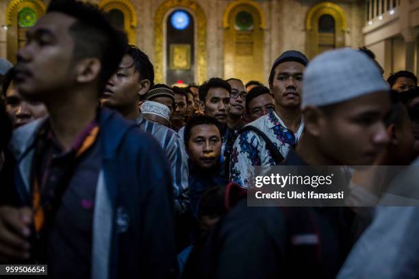 Indonesian muslims queuing for food as prepare for iftar on the first day of the holy month of Ramadan at the Grand mosque on May 17, 2018 in...