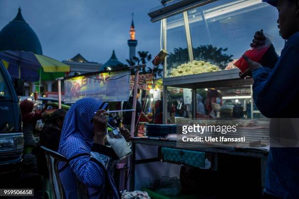 Indonesian muslim iftar on the first day of the holy month of Ramadan at the yard of Grand mosque on May 17, 2018 in Surabaya, Indonesia. Indonesia...