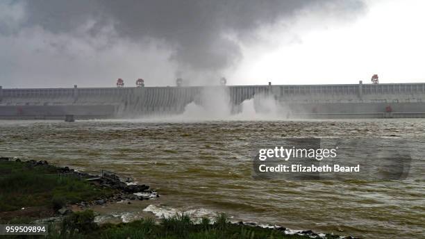 water being spilled at three gorges dam, yichang, china - dam china stock-fotos und bilder