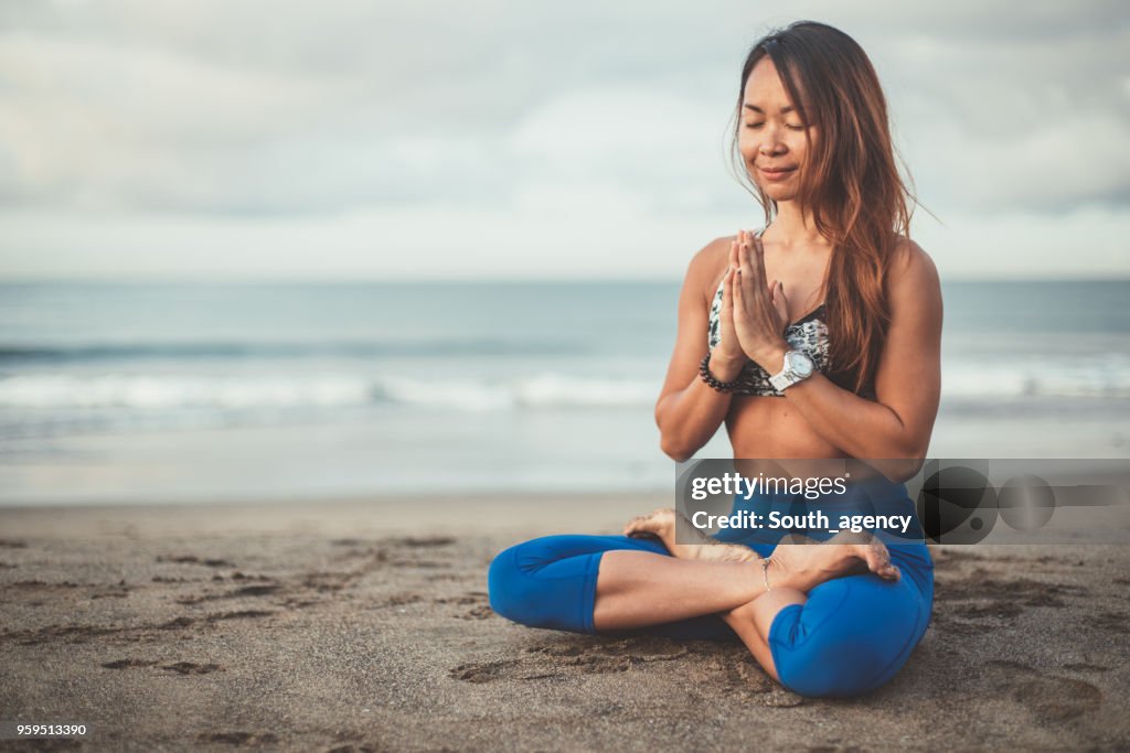 Bella mujer haciendo Yoga Meditación