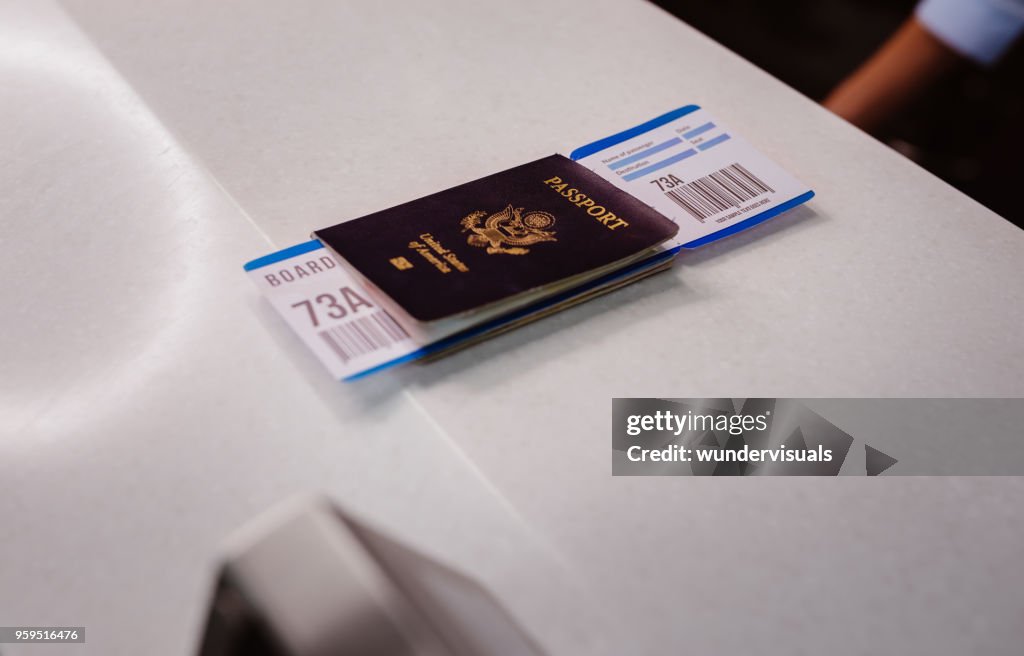 Pasaporte y tarjeta de embarque en el mostrador de check-in de aerolínea en el aeropuerto