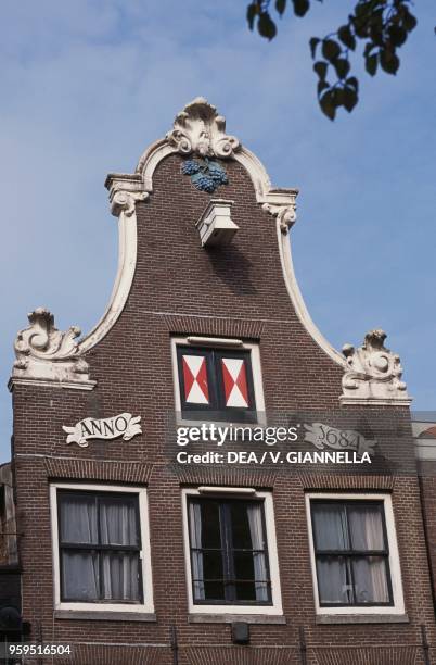 The facade of a house along the Prinsengracht , Amsterdam, Netherlands.