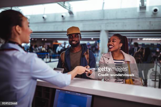 jonge passagiers doen inchecken voor de vlucht op de luchthaven - boarding plane stockfoto's en -beelden