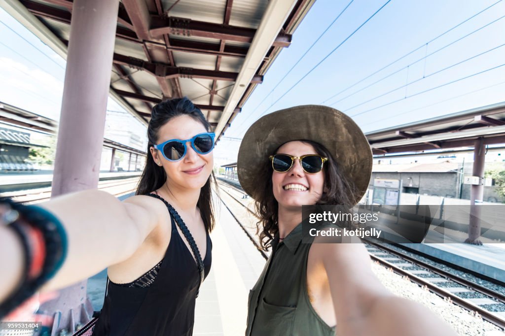 在火車站的兩個女朋友