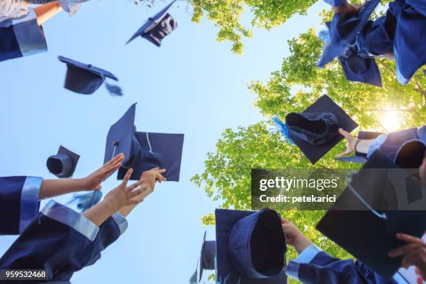 remise des diplômes - toque de diplômé photos et images de collection