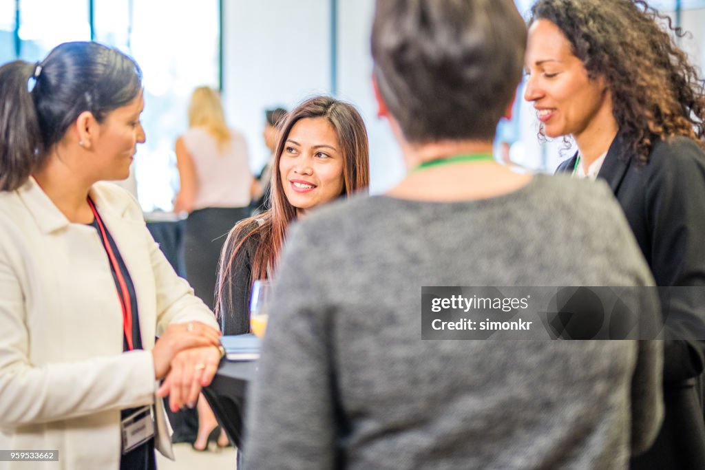 Unternehmerinnen im Seminar diskutieren