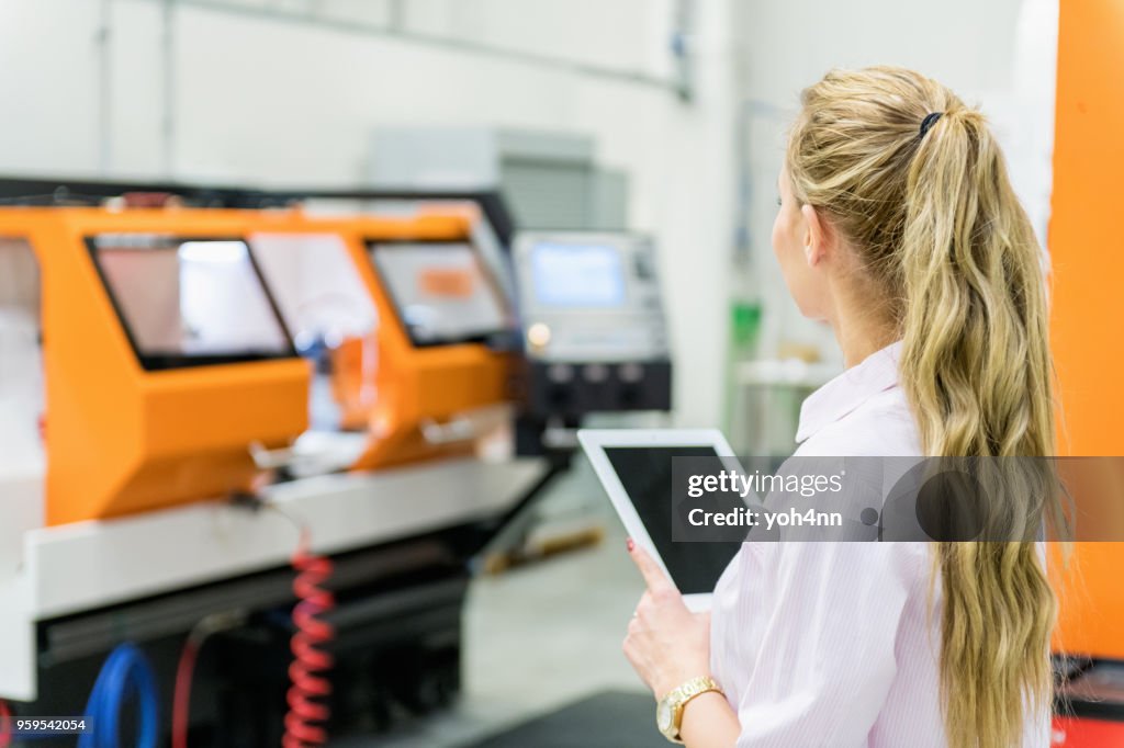 CNC machine & ingenieur met touchpad