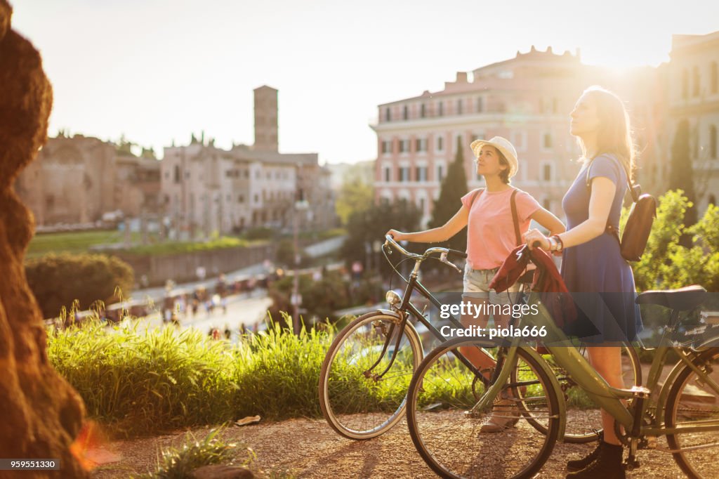 Mujeres turistas en Roma: por el Coliseo