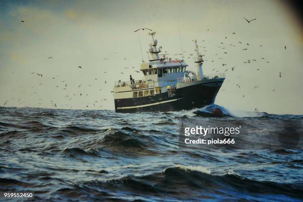 在波濤洶湧的大海稱意船捕魚 - fishing boat 個照片及圖片檔