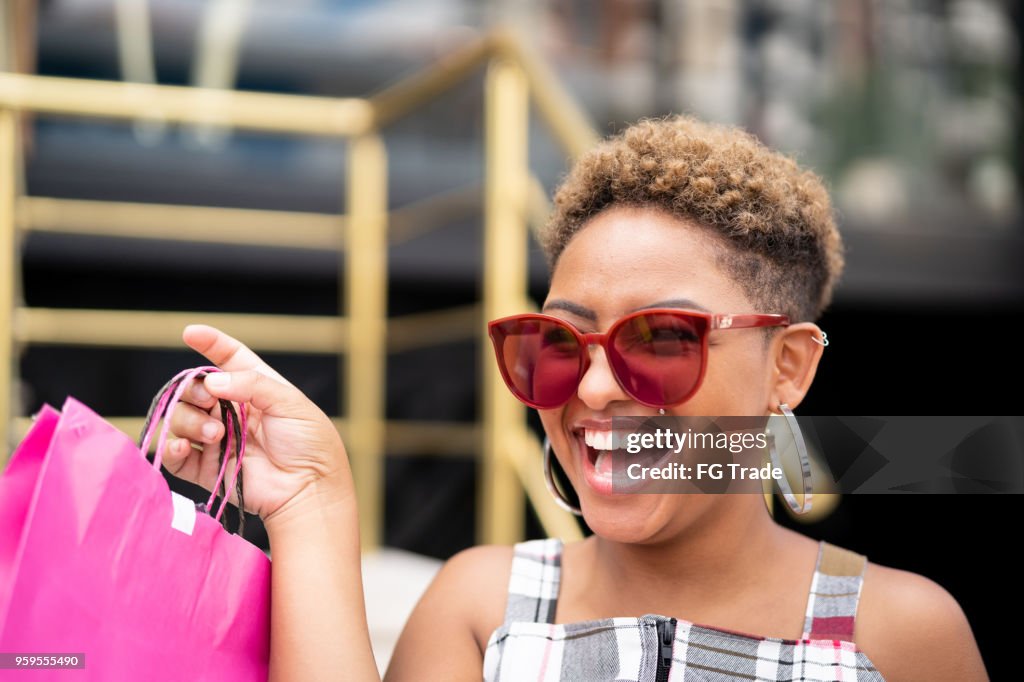 Glückliche junge Frau Shopping