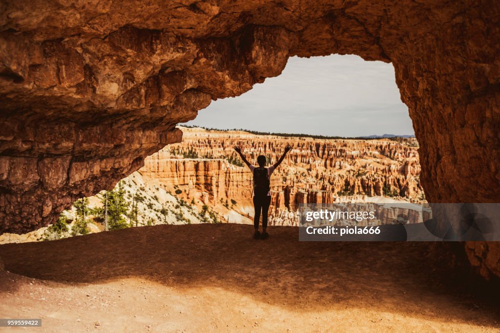 Mujer levantada en el Parque Nacional Bryce Canyon