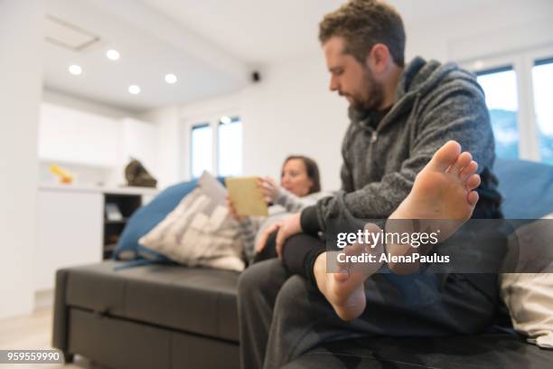 zwanger koppel in een nieuw huis - feet kiss stockfoto's en -beelden