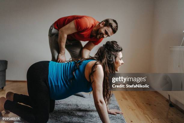 schwangere paar fitness training - practice stock-fotos und bilder
