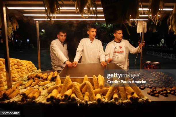 traditional sellers corns in istanbul - corncob towers stock pictures, royalty-free photos & images