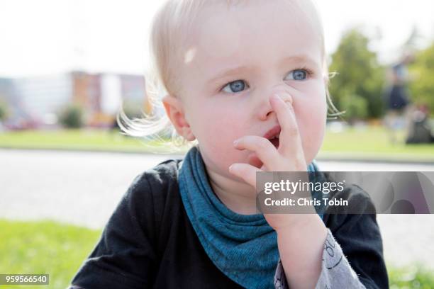 little boy picking his nose - picarse la nariz fotografías e imágenes de stock