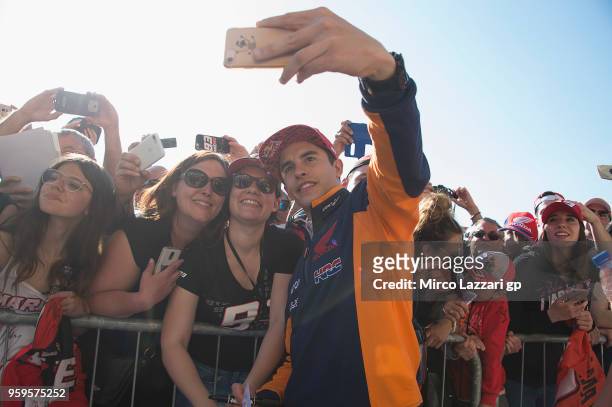 Marc Marquez of Spain and Repsol Honda Team poses with fans in pit during the MotoGp of France - Previews on May 17, 2018 in Le Mans, France.