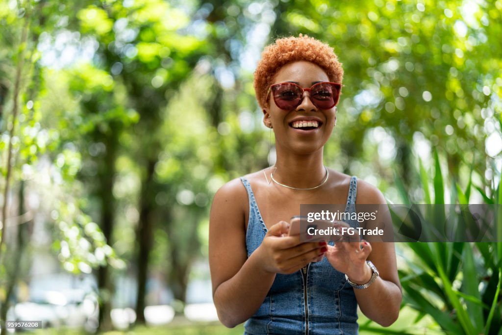 Menina adolescente usando móveis