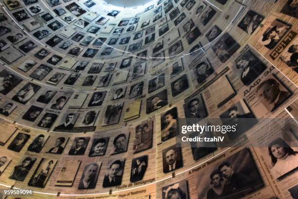 die halle der namen in yad vashem, jerusalem, israel - holocausto stock-fotos und bilder