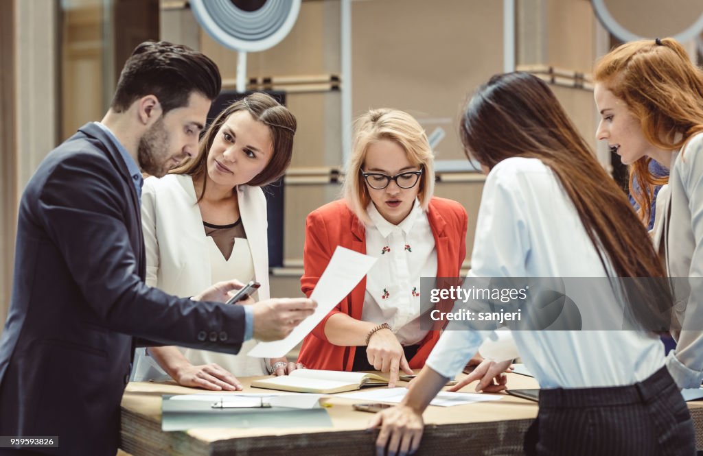 Pessoas de negócios em uma reunião de conferência