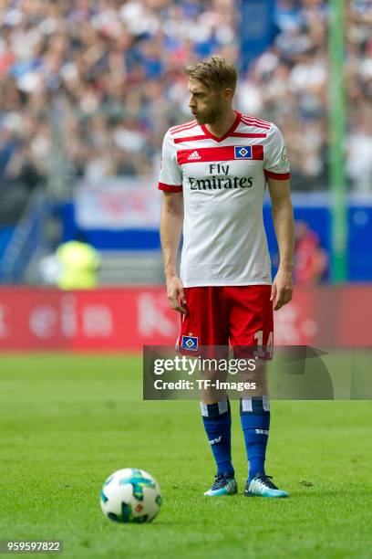 Aaron Hunt of Hamburg controls the ball during the Bundesliga match between Hamburger SV and Borussia Moenchengladbach at Volksparkstadion on May 12,...