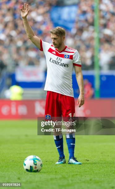 Aaron Hunt of Hamburg controls the ball during the Bundesliga match between Hamburger SV and Borussia Moenchengladbach at Volksparkstadion on May 12,...