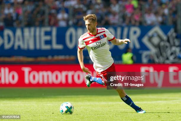 Aaron Hunt of Hamburg controls the ball during the Bundesliga match between Hamburger SV and Borussia Moenchengladbach at Volksparkstadion on May 12,...