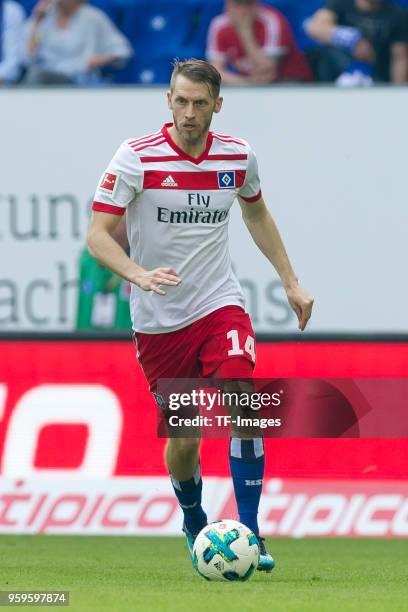 Aaron Hunt of Hamburg controls the ball during the Bundesliga match between Hamburger SV and Borussia Moenchengladbach at Volksparkstadion on May 12,...