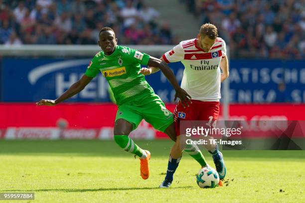 Denis Zakaria of Moenchengladbach and Aaron Hunt of Hamburg battle for the ball during the Bundesliga match between Hamburger SV and Borussia...