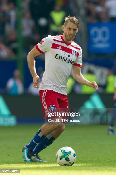 Aaron Hunt of Hamburg controls the ball during the Bundesliga match between Hamburger SV and Borussia Moenchengladbach at Volksparkstadion on May 12,...